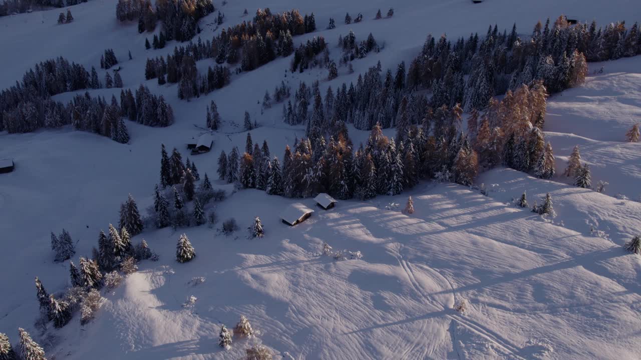 鸟瞰雪覆盖的山脉和村庄在Alpe di Siusi，意大利。视频素材