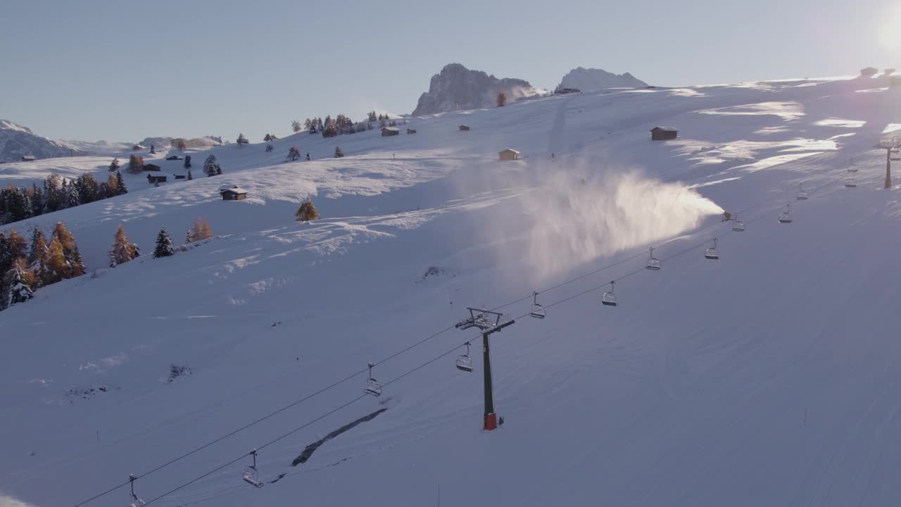 意大利，滑雪缆车上的雪山鸟瞰图。视频素材