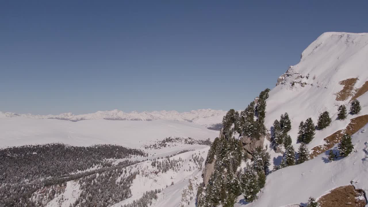 鸟瞰意大利白云石的白雪皑皑的山峰和树木。视频素材