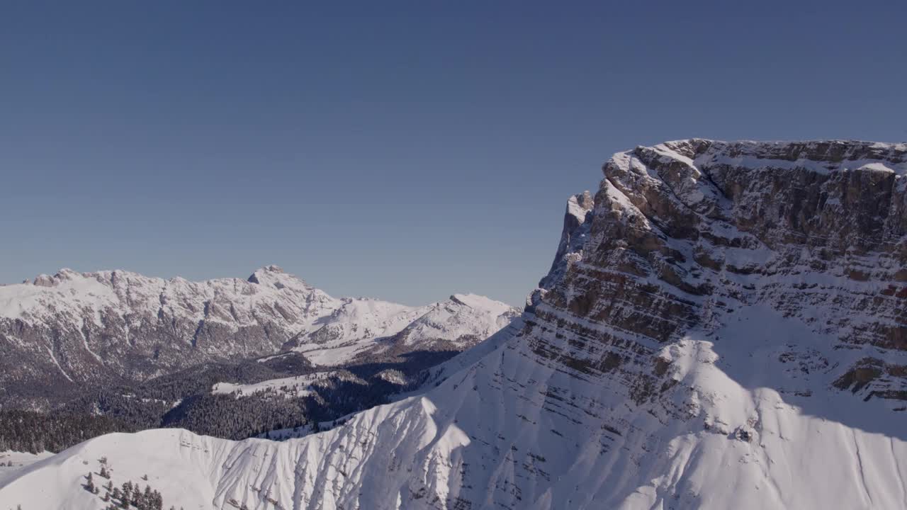 鸟瞰白雪覆盖的白云石山峰在秋天，意大利。视频素材