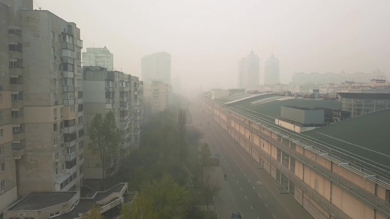 白天，从无人机上看到的城市被夏季森林大火的烟雾笼罩视频下载