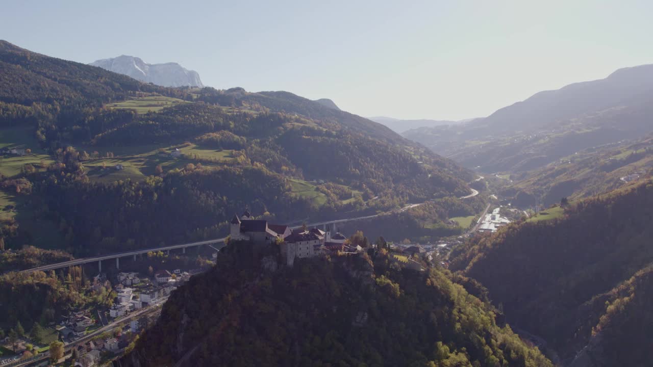 鸟瞰修道院周围的白云石山峰在秋天，意大利。视频素材