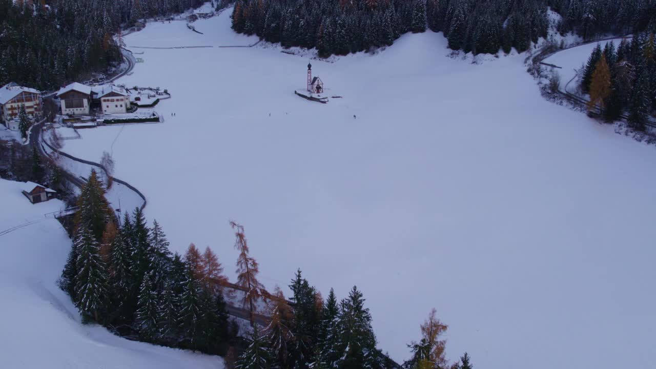 鸟瞰雪山和村庄在秋天日落，意大利。视频素材