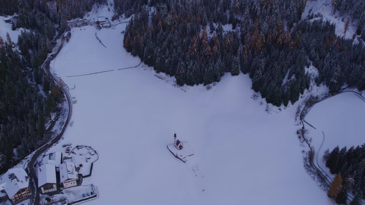 从空中俯瞰雪山，圣约翰教堂在秋天的日落，意大利。视频素材