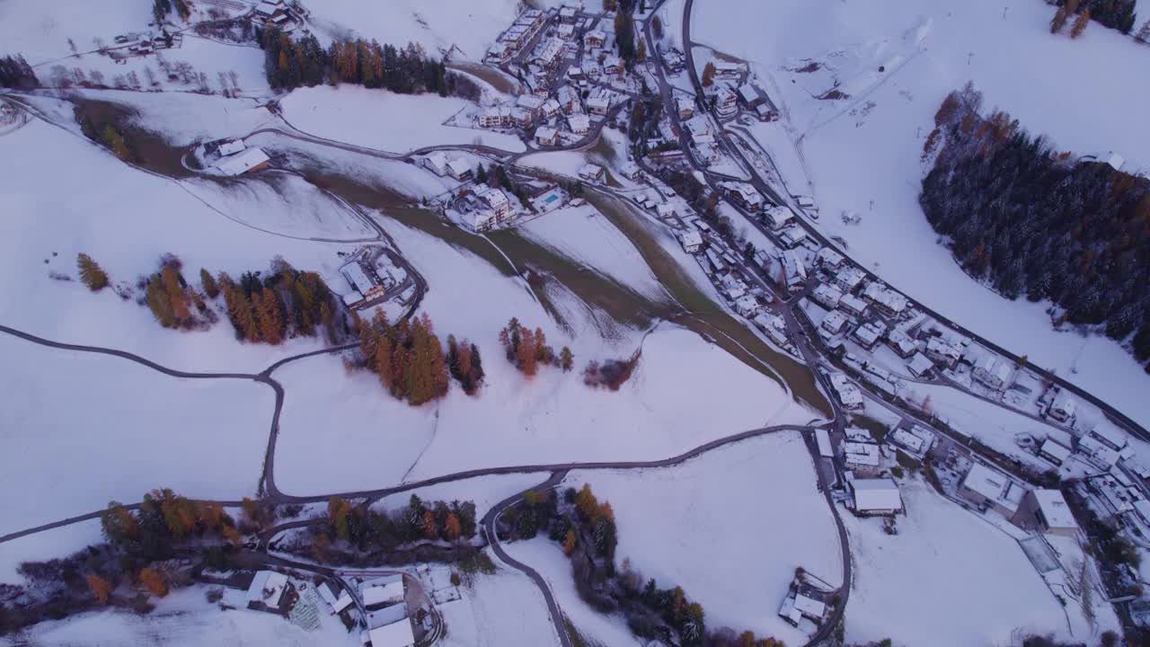 日落时分，意大利白云石山上白雪覆盖的村庄鸟瞰图。视频素材