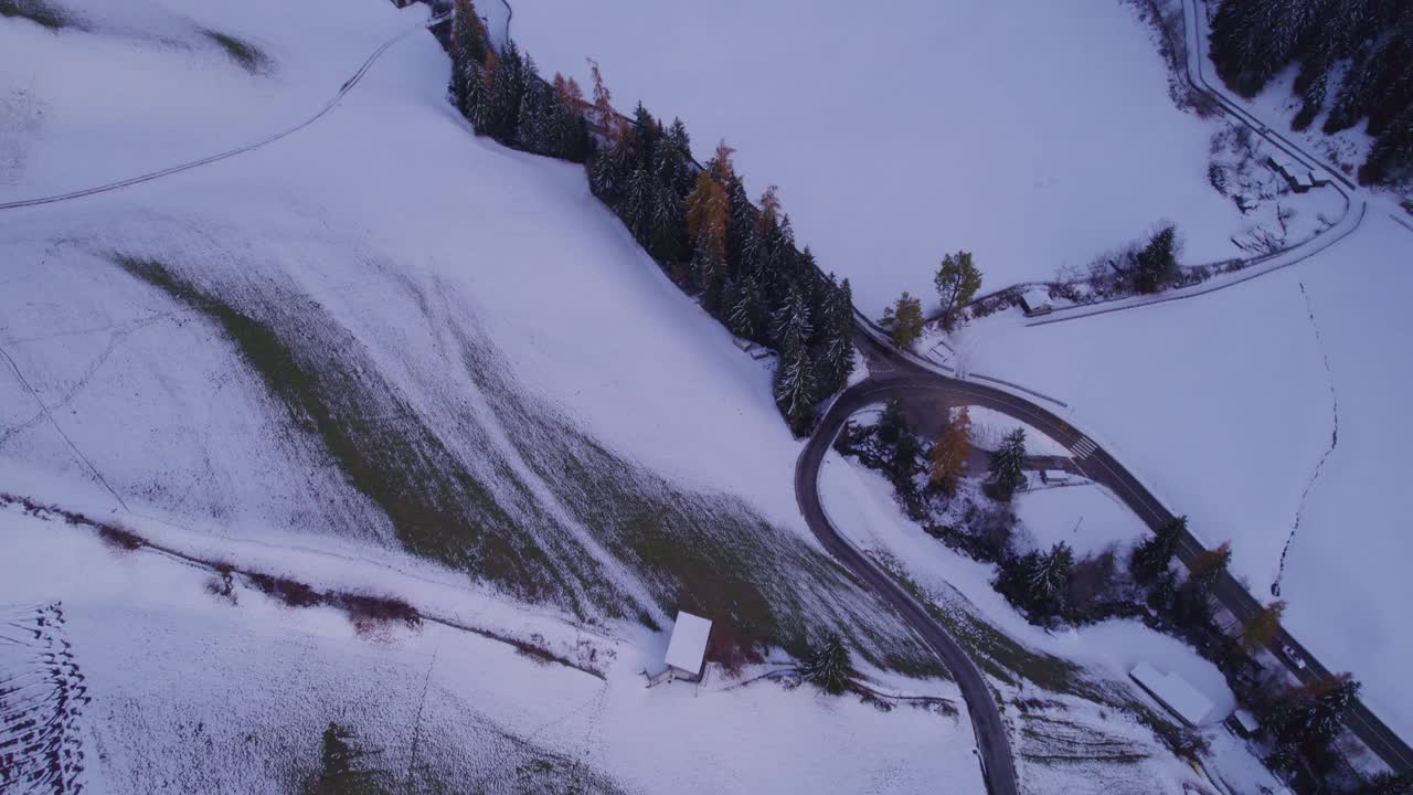 鸟瞰白雪皑皑的白云石山峰在秋天的日落，意大利。视频素材