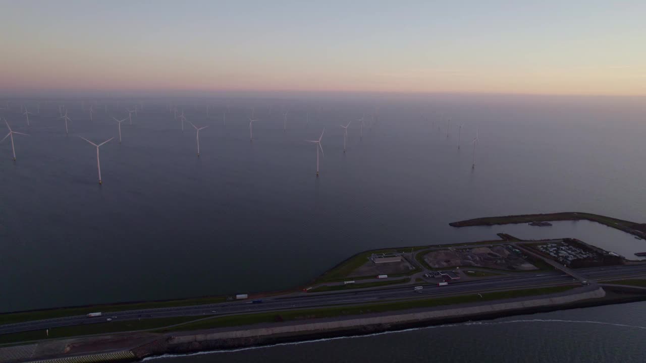 荷兰阿夫鲁戴克，日落时海边的风力涡轮机鸟瞰图。视频素材