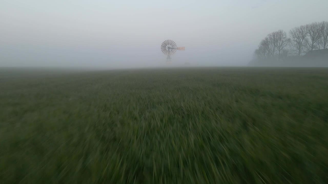 荷兰，日出时的多雾草地和风车鸟瞰图。视频素材