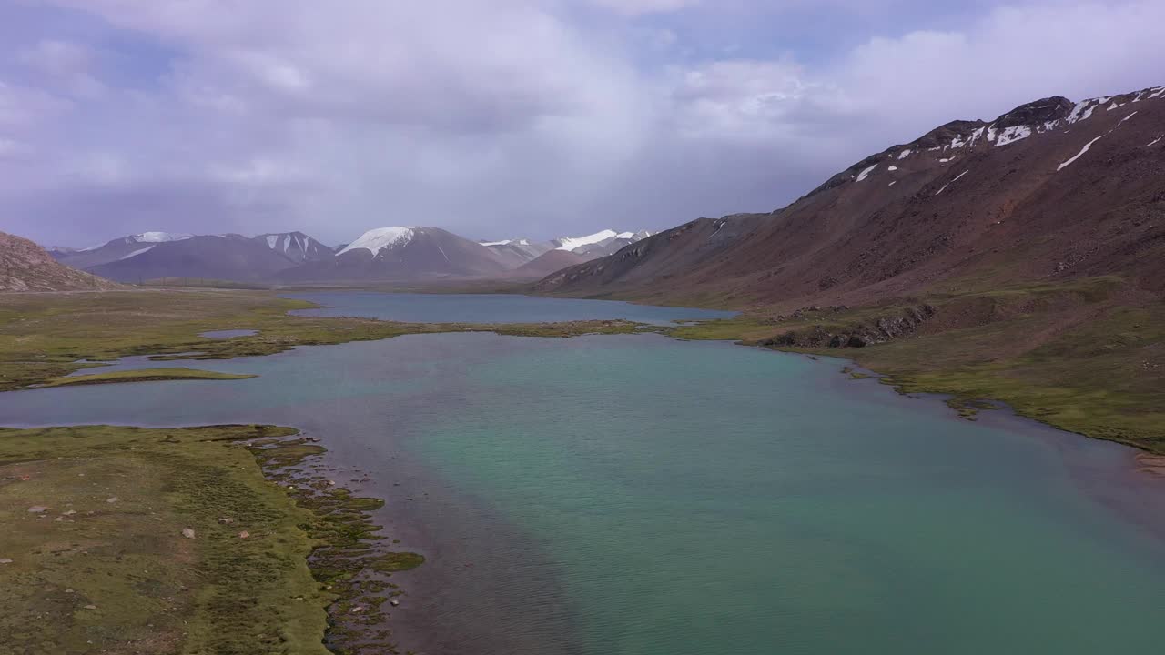 帕特-巴什克湖位于天山中部山区。吉尔吉斯斯坦，Barskoon峡谷，海拔3598米。航空视频下载