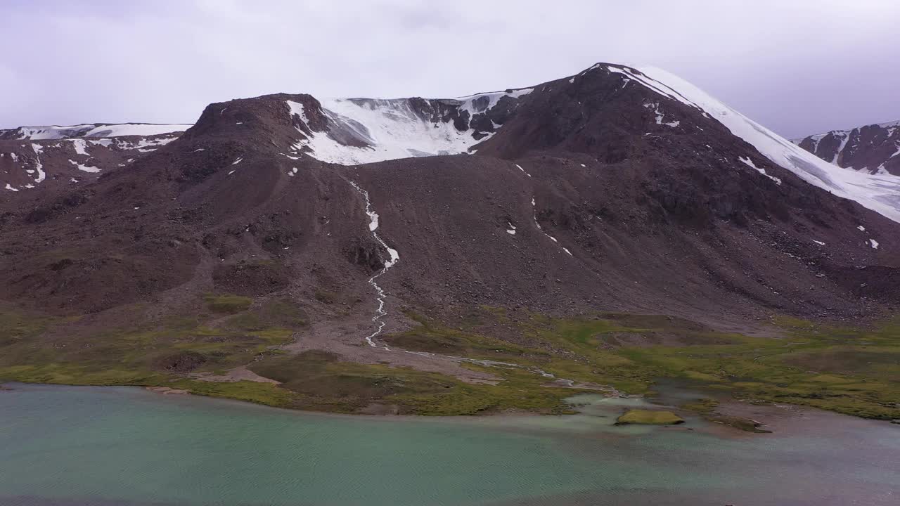 帕特-巴什克湖位于天山中部山区。吉尔吉斯斯坦，Barskoon峡谷，海拔3598米。航空视频下载