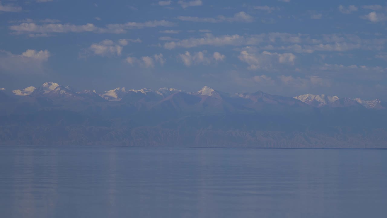 吉尔吉斯斯坦的伊塞克库尔山湖。美丽的风景。视频下载