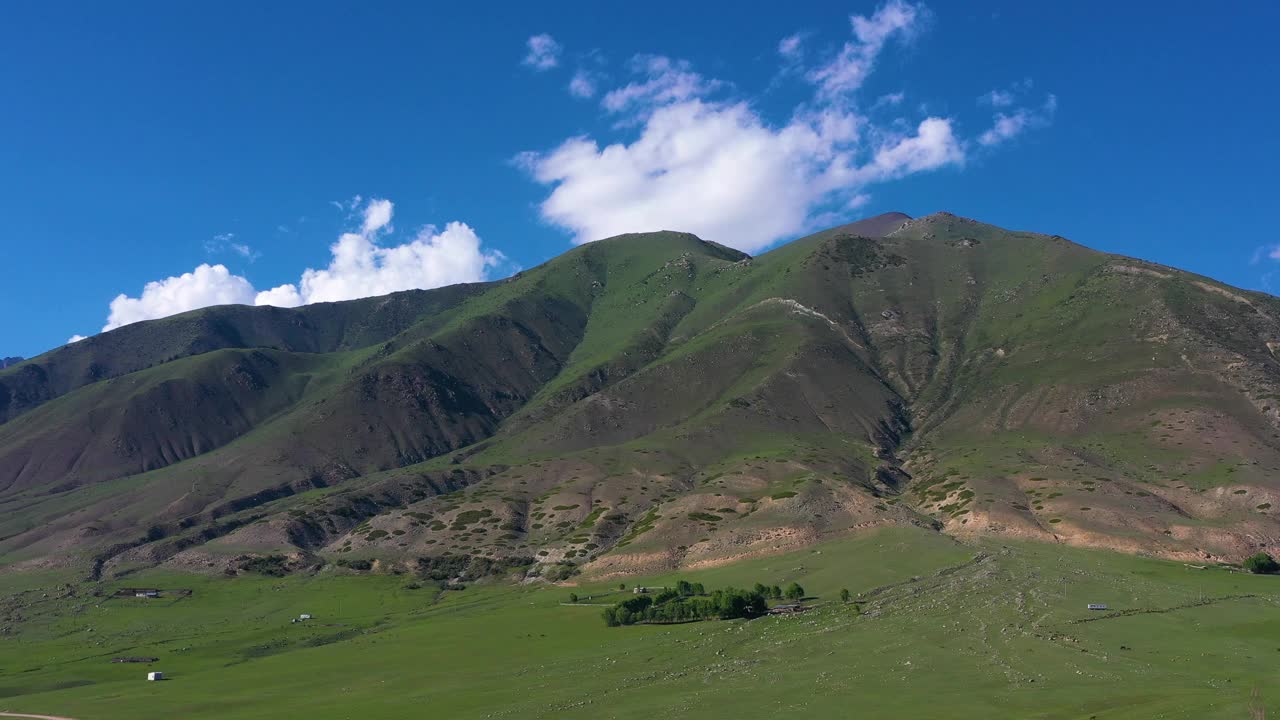 吉尔吉斯斯坦的谢苗诺夫斯科耶峡谷。山脉和牧场视频下载