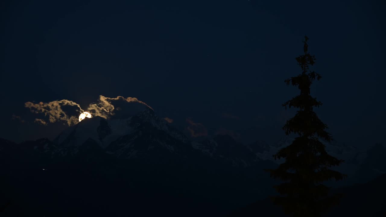 夜晚移动的月亮和星星。时间流逝的月亮，星星和天空中的云。视频下载