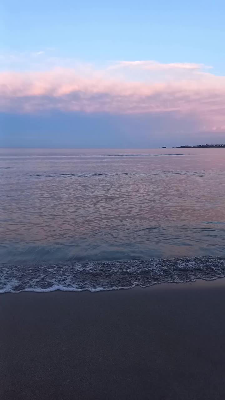 夏天海上的日落或日出。沙滩，平静。保加利亚黑海海岸风景如画的日落。垂直视频视频素材