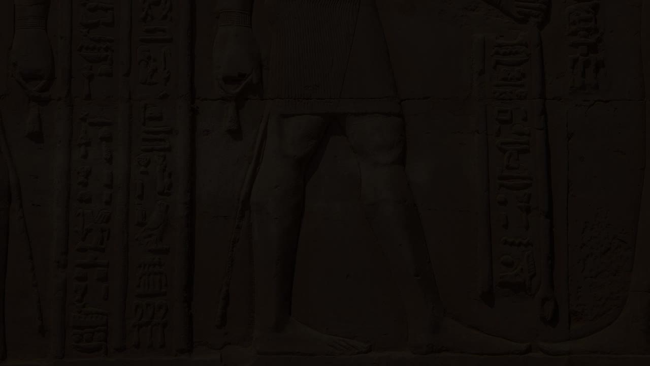 阿斯旺Kom ombo神庙古代象形文字的细节。视频下载