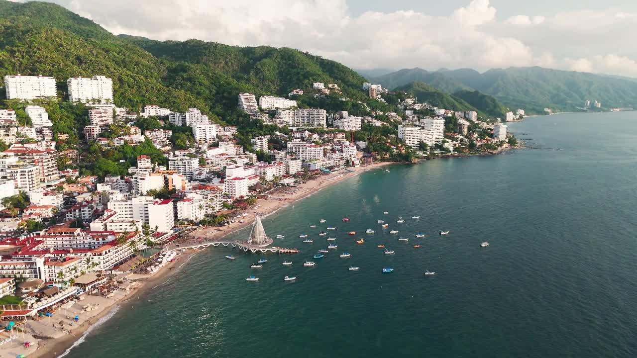 从大海到Los Muertos海滩的全景。墨西哥哈利斯科州视频下载