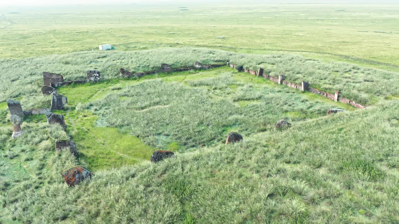 蓝天下碧绿原野中的宁静景岩，与大自然相连，帝王谷，哈卡斯视频素材