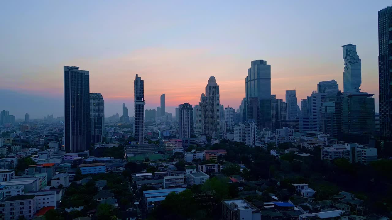 泰国，东南亚，日落时曼谷的摩天大楼和建筑。空中拍摄视频素材