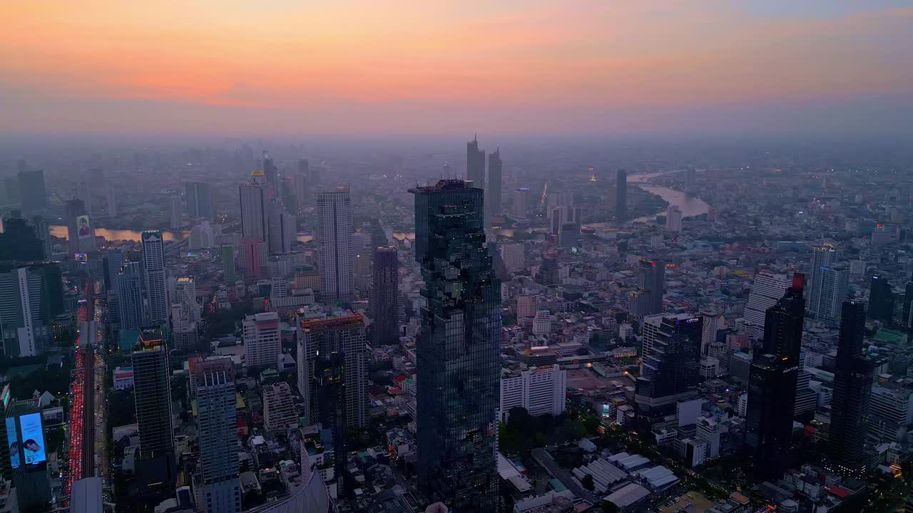 曼谷市中心的天际线，湄南河在泰国的背景。空中拍摄视频素材