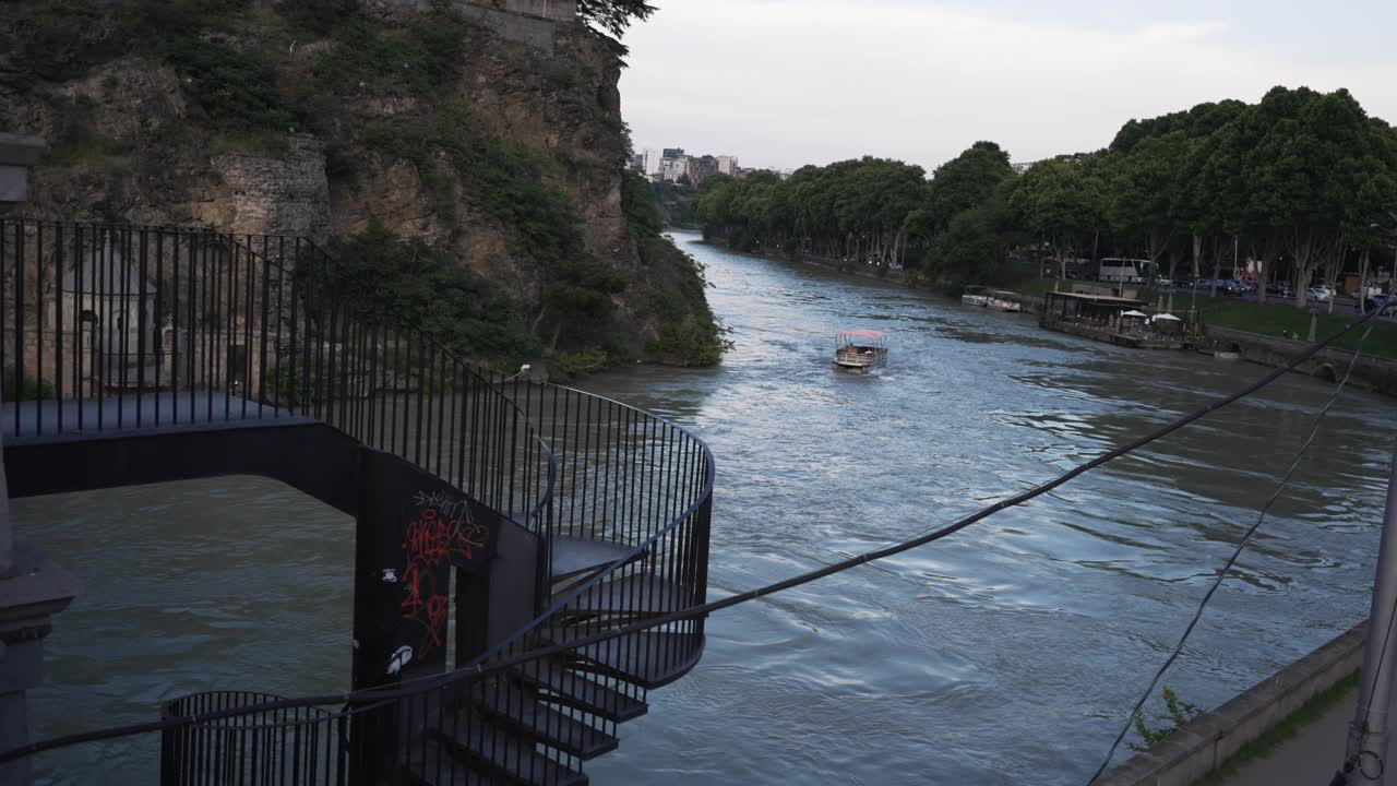 惊险的悬崖、楼梯乘船探险。游客惊叹于风景视频下载