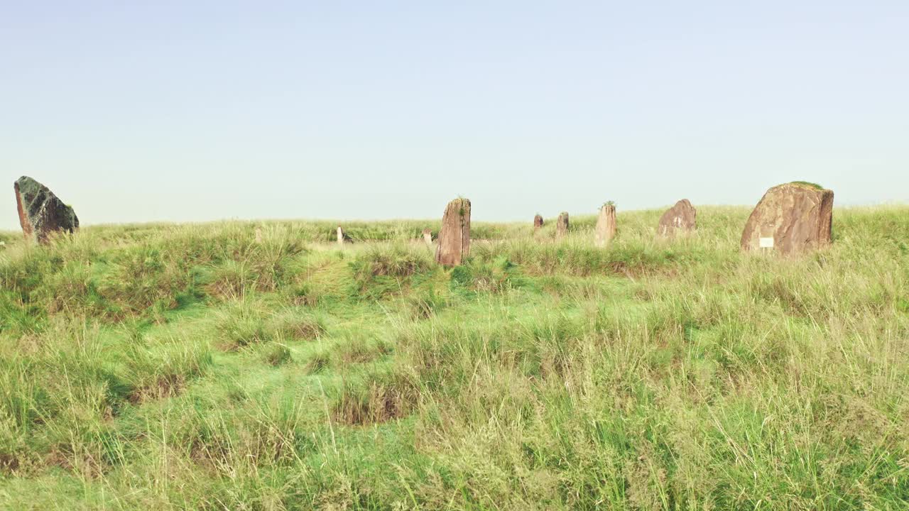 蓝天下碧绿原野中的宁静景岩，与大自然相连，帝王谷，哈卡斯视频素材