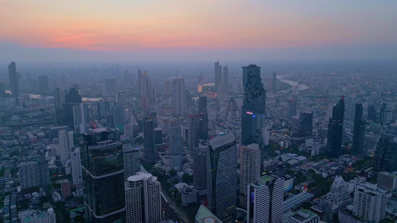 曼谷中心商业区的夜景在泰国，东南亚。空中拍摄视频素材