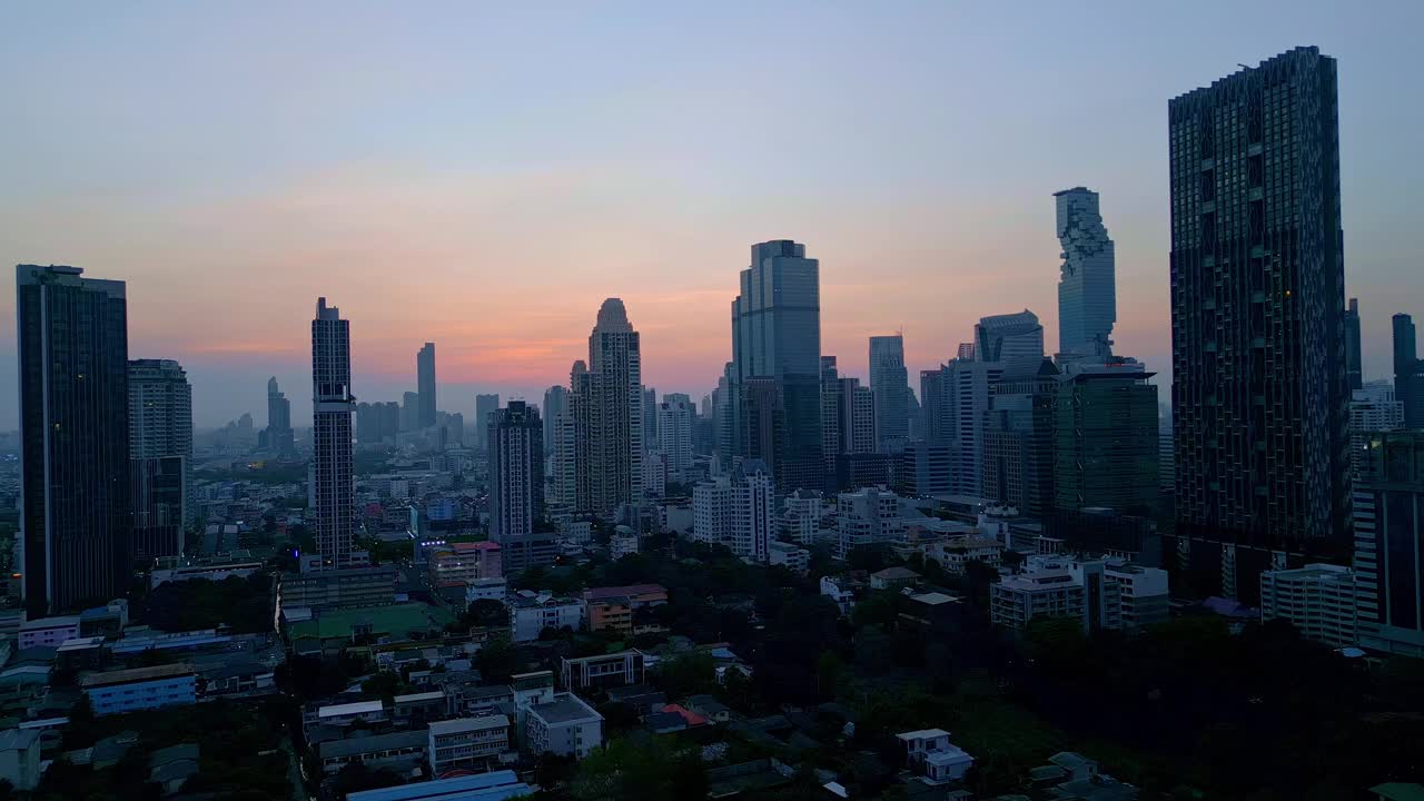 泰国曼谷摩天大楼林立的大城市天际线。空中拍摄视频素材