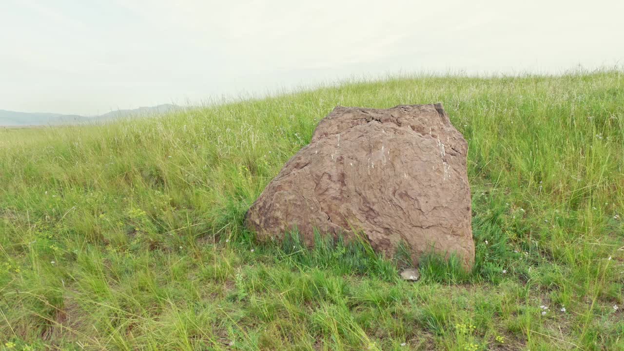 蓝天下碧绿原野中的宁静景岩，与大自然相连，帝王谷，哈卡斯视频素材