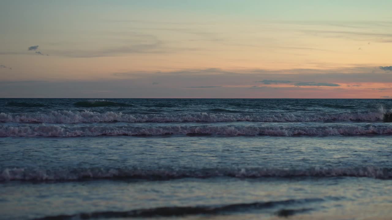 美丽的日落在海边与海浪的蓝色平静的水，海洋海岸与宁静放松的海浪，度假的概念视频素材