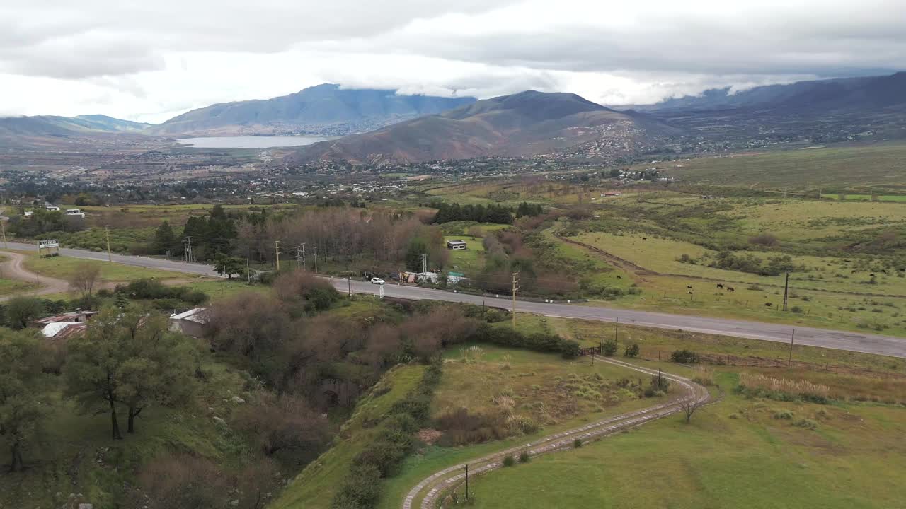 阿根廷，Tucumán, Tafí del Valle，通过Dique la Angostura的道路。天空中乌云密布。背景是Dique la Angostura水库和山脉。视频素材