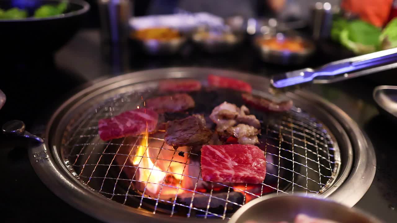 在韩国烤肉店烤肉视频素材