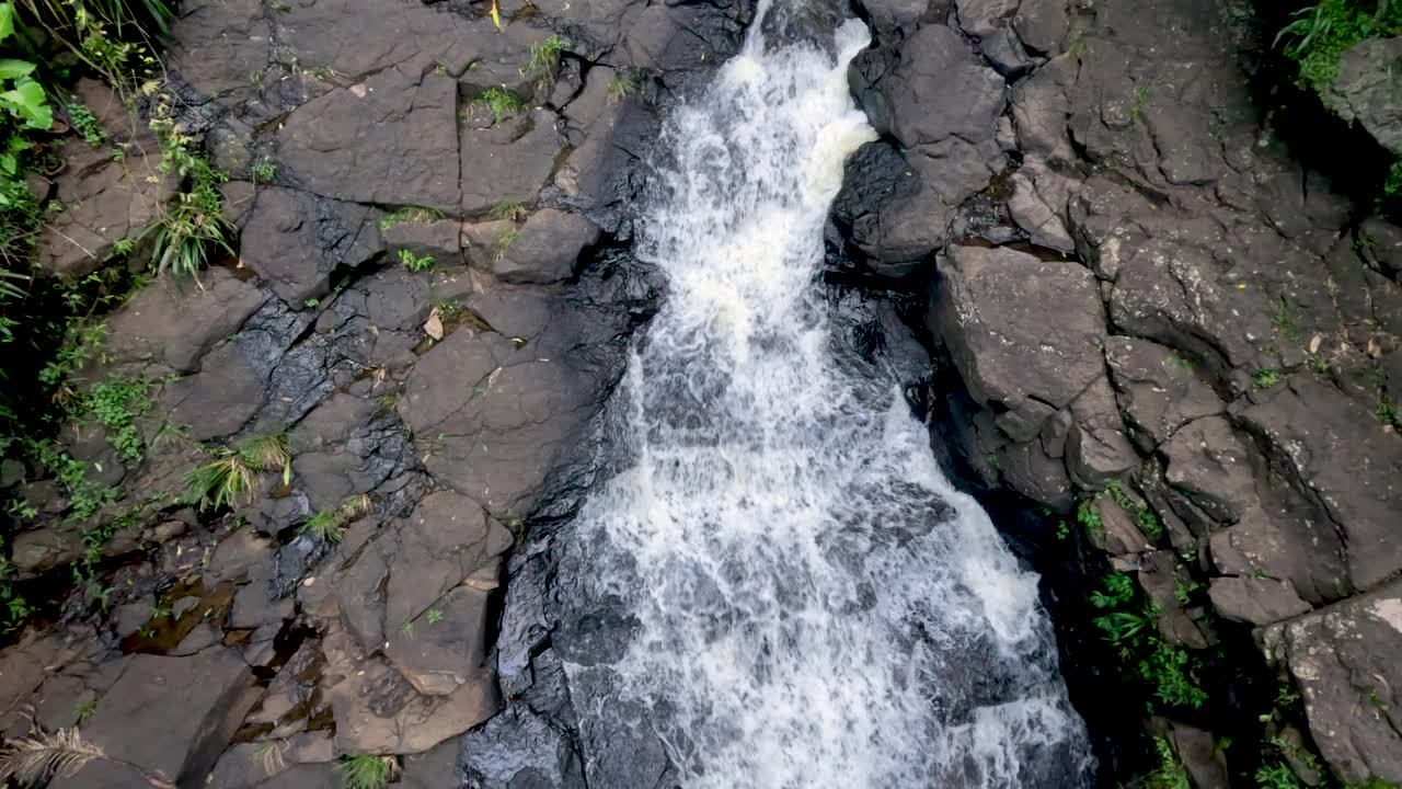 瀑布在岩石地形上流动视频素材