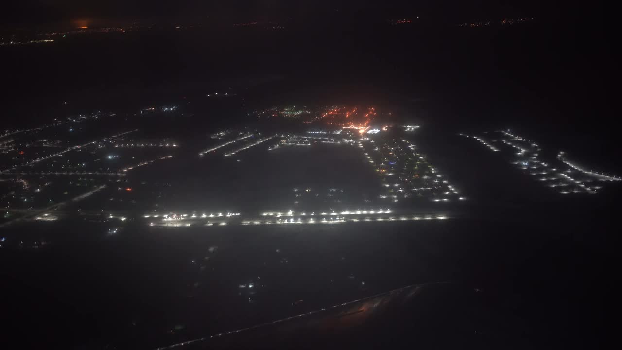 黑夜里灯火通明的城市，飞机上的航拍窗座景。概念旅行，度假，商务，乘客，游客，镜头为您的视频视频下载