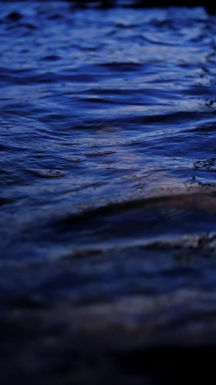 近距离观察夜晚的海浪。视频下载