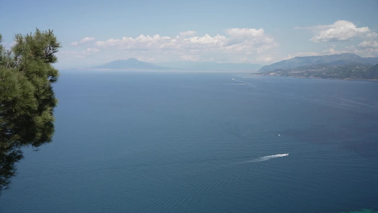 从阿纳卡普里全景视角看大码头，阿纳卡普里，卡普里岛，那不勒斯湾，坎帕尼亚，意大利，地中海，欧洲视频素材