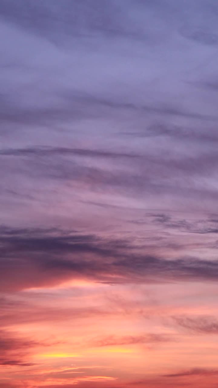 红紫色橙蓝色粉红4k晚霞天空云红紫色云景时移背景深红色紫色晚霞天空云时移4k晚霞快速移动滚动4k黑暗晚霞视频下载