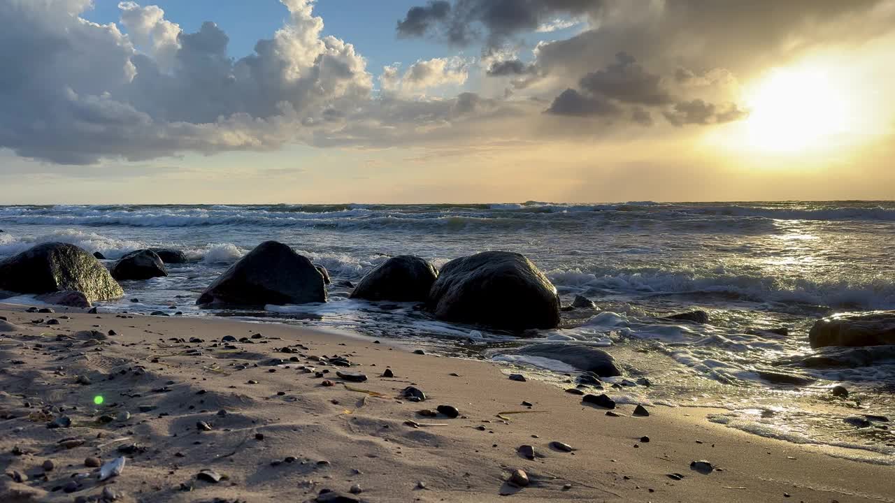 在美丽的日落中，波罗的海的大石头沙滩视频素材