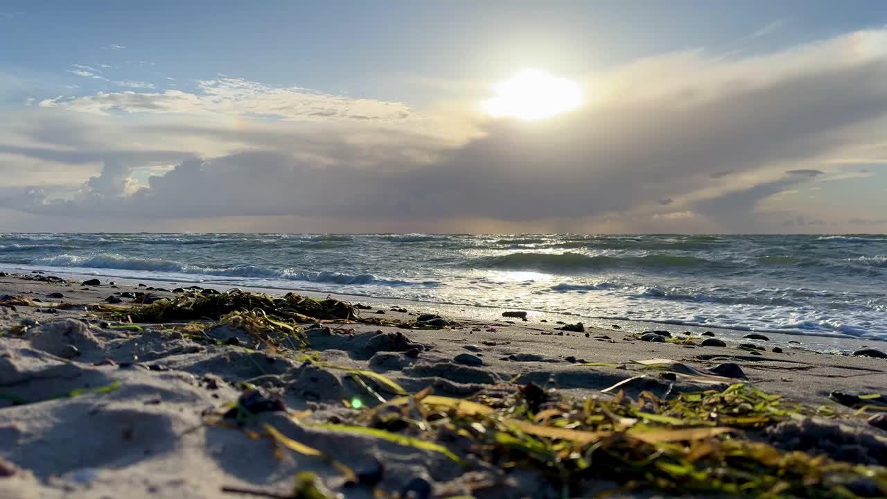 在美丽的日落中，波罗的海的大石头沙滩视频素材