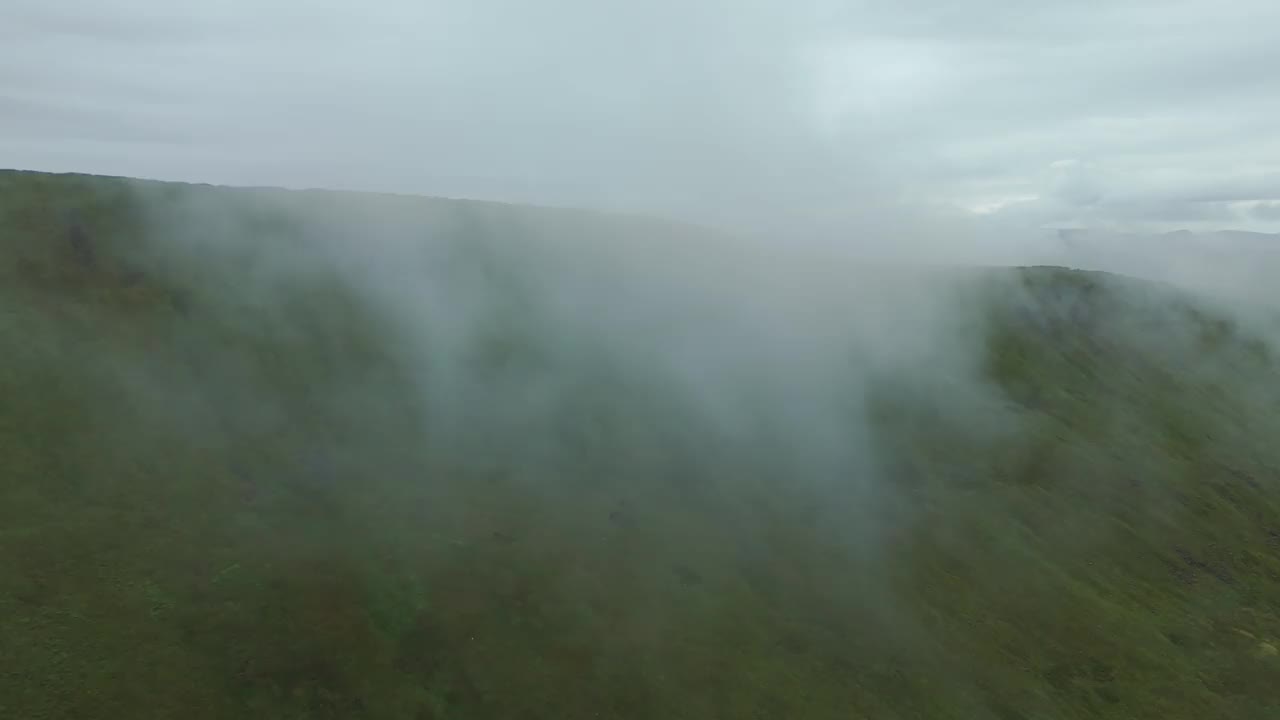 雾气笼罩着温特赛德的山峰，创造了一个神秘而缥缈的景观视频素材