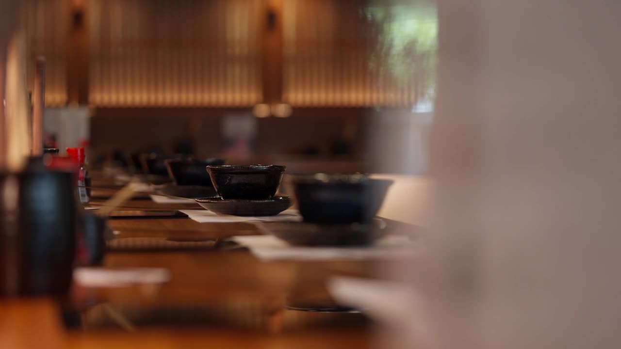 一家日本餐厅的内部，展示了木制家具的传统装饰视频下载