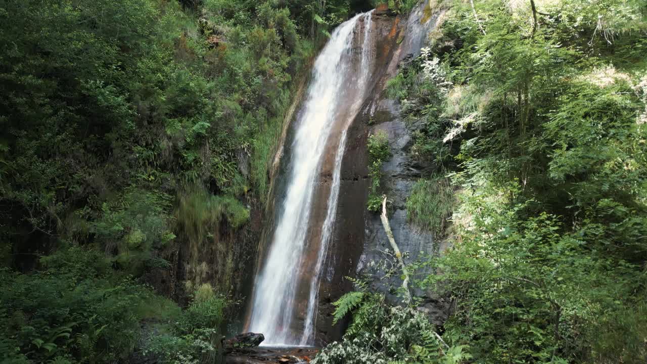 风景秀丽的瀑布和森林- Rexio瀑布在Folgoso do Courel，卢戈，西班牙-空中无人机拍摄视频素材