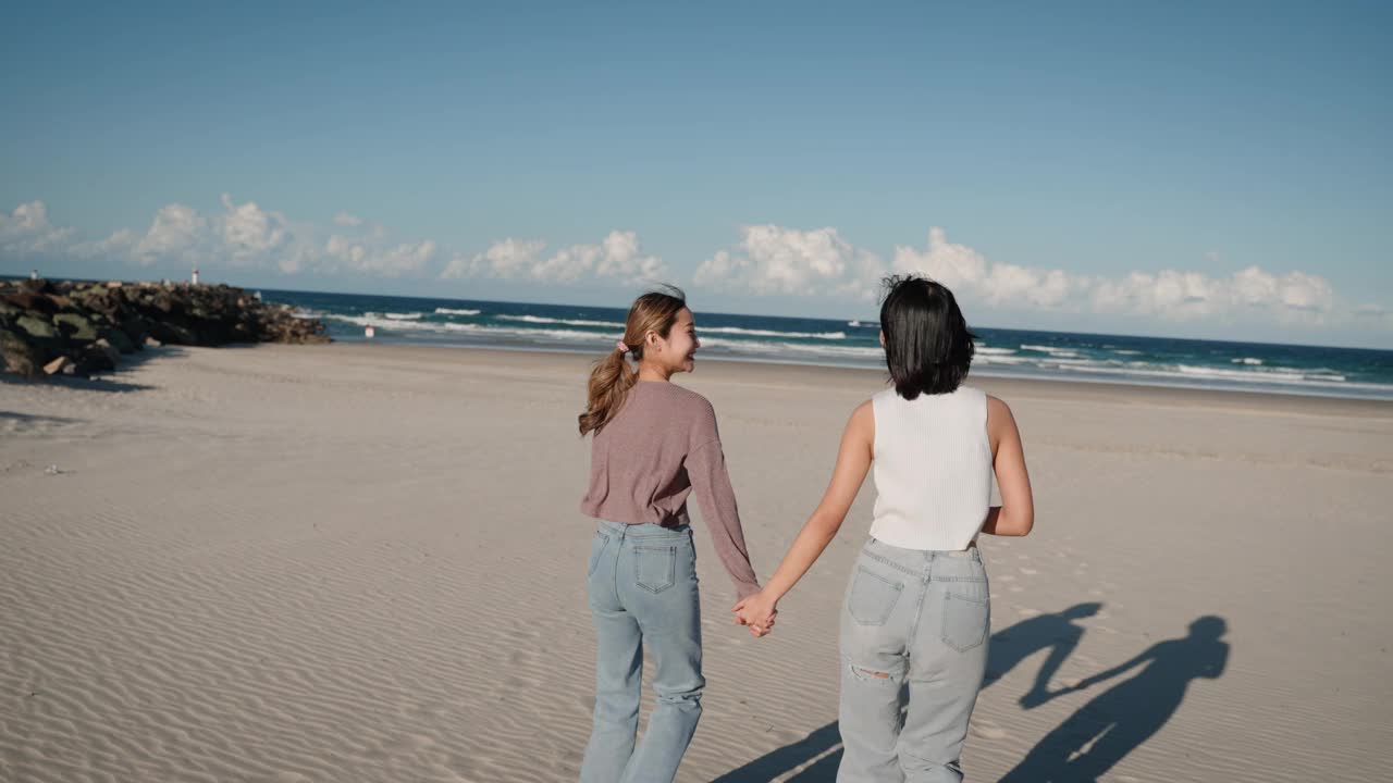 两个年轻的亚洲女人一起旅行，一起自拍度假视频下载