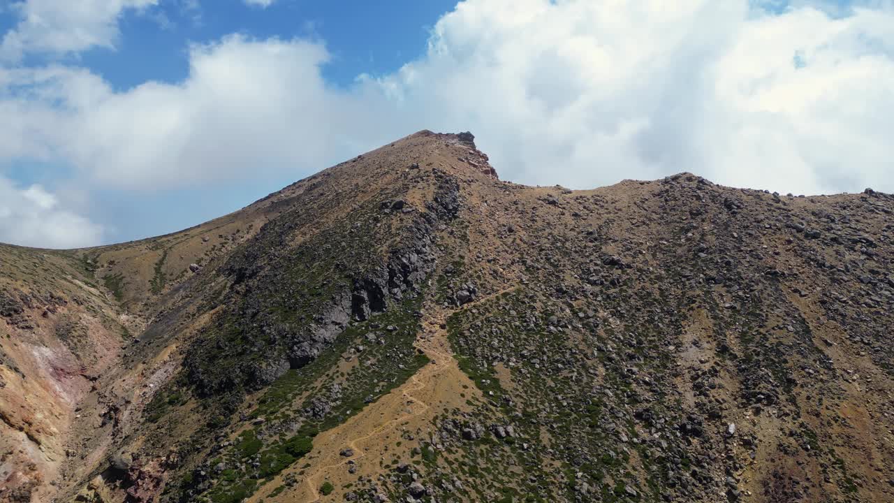 无人机拍摄的北海道密干火山视频素材