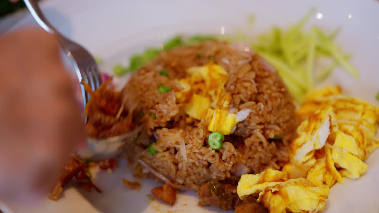 泰式虾酱炒饭特写，色泽鲜艳，味道浓郁。视频下载