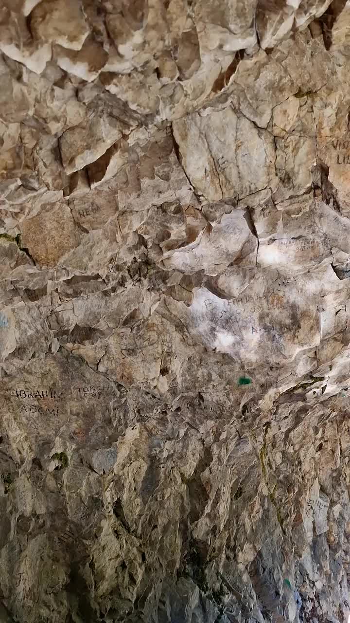 马特卡峡谷水中反射的太阳光线照在岩石上视频下载