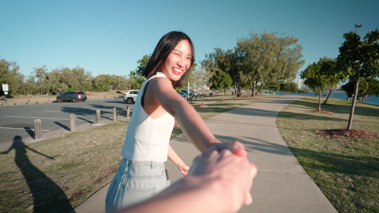 两个年轻的亚洲女人一起旅行，一起自拍度假视频素材