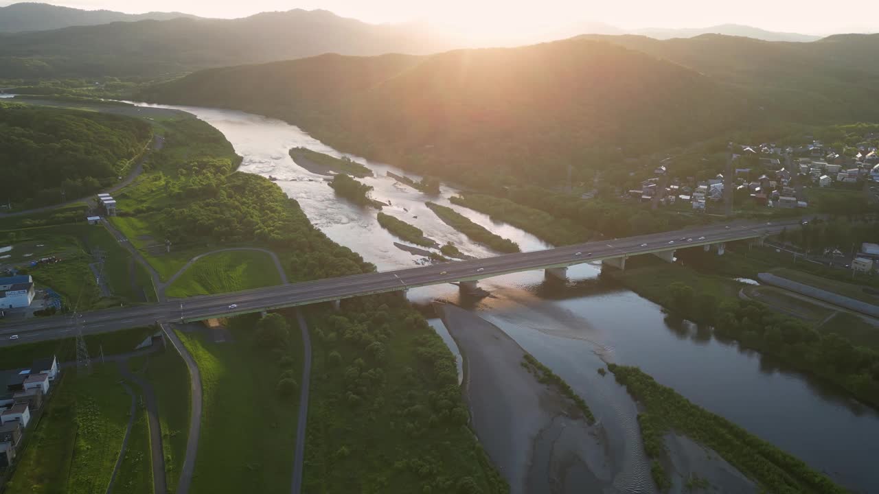 日本北海道石卡里河上的桥梁视频下载