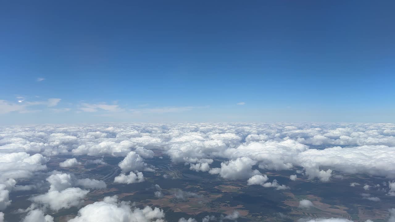 白色积云在清澈的蓝天背景特写，多云的天空背景，蓬松的云纹理，美丽的阳光云景天堂，臭氧层插图，风景多云天气视频下载