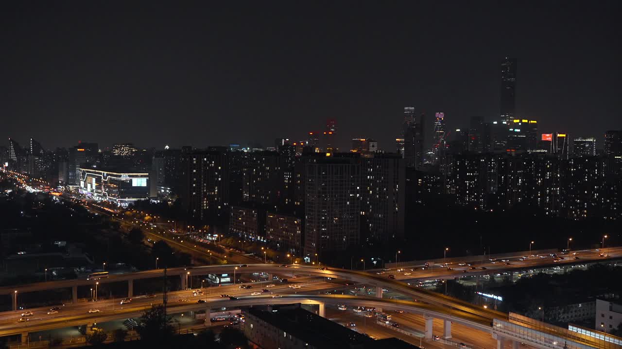 中国北京国贸中心和大交亭大桥交通城市夜景视频下载