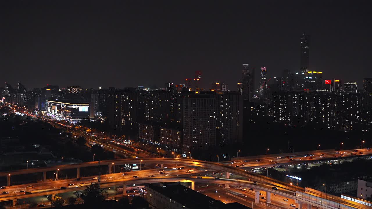 延时拍摄的中国北京国贸中心和大交亭大桥的夜景视频下载